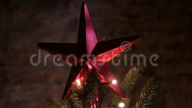 圣诞树上的大红星